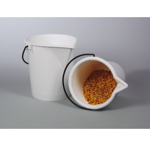 Seau de 10 litres en PE avec bec verseur et graduation tous les litres , diametre 290 mm hauteur 280