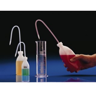 Pissette LDPE 500 ml diametre de corps 75 mm hauteur 270 mm avec tube d'aspiration retirable