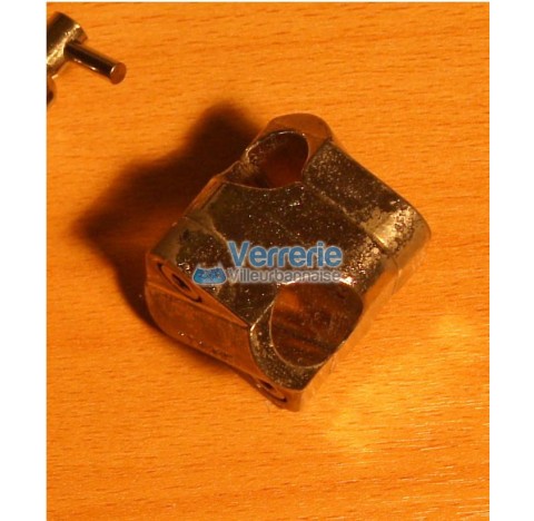 Square bosshead for rods diam.12 double-breasted for mounting in glass hood bench against a wall (pi